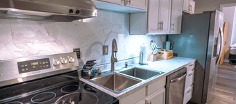 Downtown Lafayette Queen Suite
