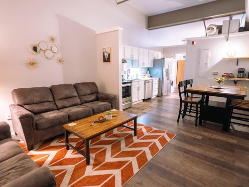 Downtown Lafayette Queen Suite
