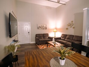 Living area - Downtown Lafayette Queen Suite
 (Lafayette)
