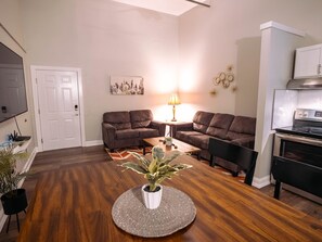Living area - Downtown Lafayette Queen Suite
 (Lafayette)