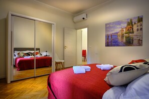 1 dormitorio, tabla de planchar con plancha, wifi y ropa de cama