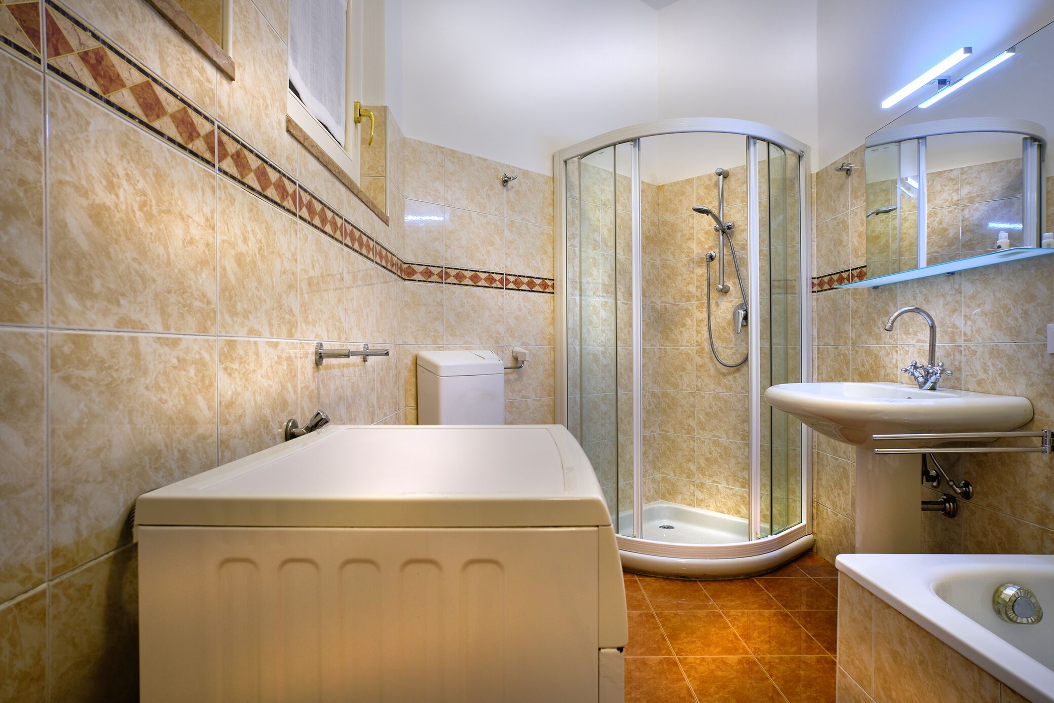 Een haardroger, een bidet, handdoeken, zeep