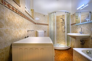 Haartrockner, Bidet, Handtücher, Seife