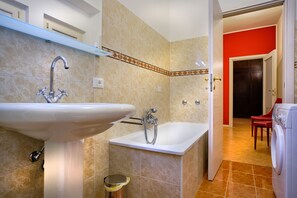 Séchoir à cheveux, bidet, serviettes fournies, savon