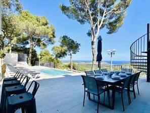 An outdoor dining area with a pool and a view of the sea. - Cardina CostaBravaSi - Pool, A/C, barbecue, views (Sant Feliu de Guíxols)