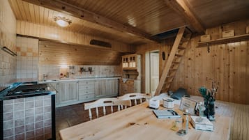 Chalet Comfort | Dapur pribadi | Lemari es besar, peralatan masak/sendok-piring, dan bumbu
