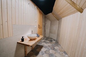 コンフォート シャレー | バスルーム | ヘアドライヤー、スリッパ、タオル、トイレットペーパー