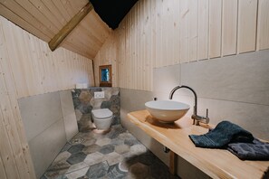 Comfort-Chalet | Badezimmer | Haartrockner, Hausschuhe, Handtücher, Toilettenpapier