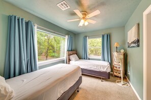 8 habitaciones, escritorio y espacio para trabajar con laptop 