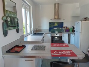 Jääkaappi, mikroaaltouuni, uuni, liesi