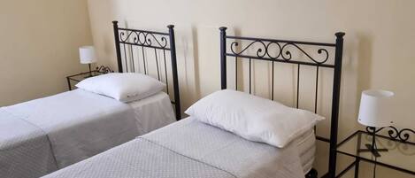 4 bedrooms, iron/ironing board, WiFi, bed sheets