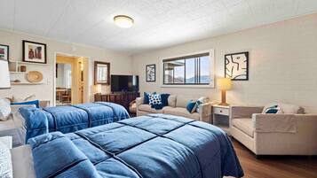 3 slaapkamers, een bureau, een strijkplank/strijkijzer, reisbedje