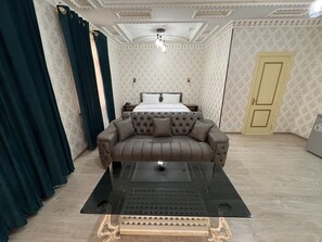 Deluxe-Doppelzimmer, 1 King-Bett | Individuell dekoriert, Schreibtisch, laptopgeeigneter Arbeitsplatz