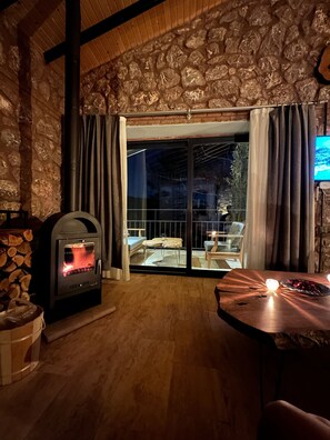 Luxury-Chalet | Wohnbereich | LCD-Fernseher, Kamin, Netflix, Streaming-Dienste
