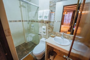 Standard Double Room, 1 Bedroom | Bathroom | Shower, rainfall showerhead, free toiletries, hair dryer - Vilas Insight Hotel Machupicchu (Machu Picchu)