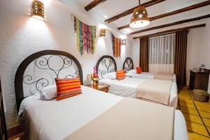 Escritorio, espacio para trabajar con laptop y wifi gratis 