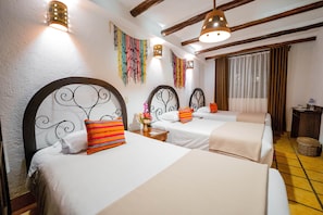 Habitación triple estándar, varias camas | Escritorio, espacio para trabajar con un portátil, wifi gratis