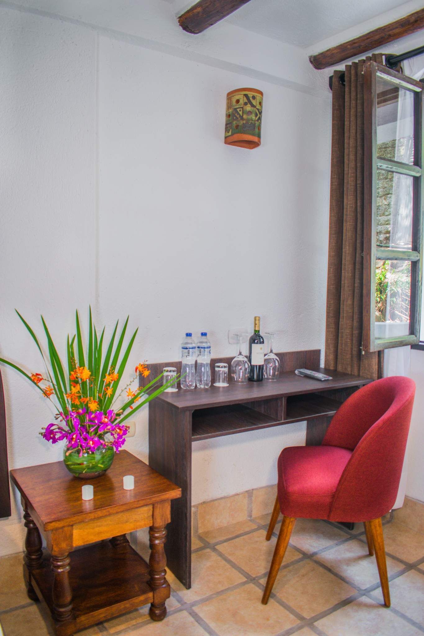 Panoramic Suite, 1 King Bed, Mountain View | Living area