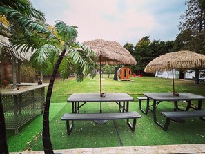 Outdoor dining - Utopia villa and spa (Innisfil)