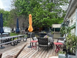 Outdoor dining - Utopia villa and spa (Innisfil)
