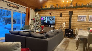 Smart TV, caminetto, videogiochi, tavolo da calcetto