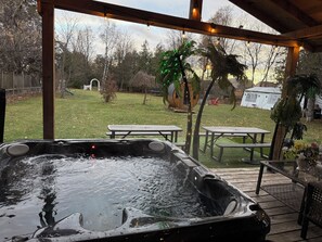 Outdoor spa tub - Utopia villa and spa (Innisfil)