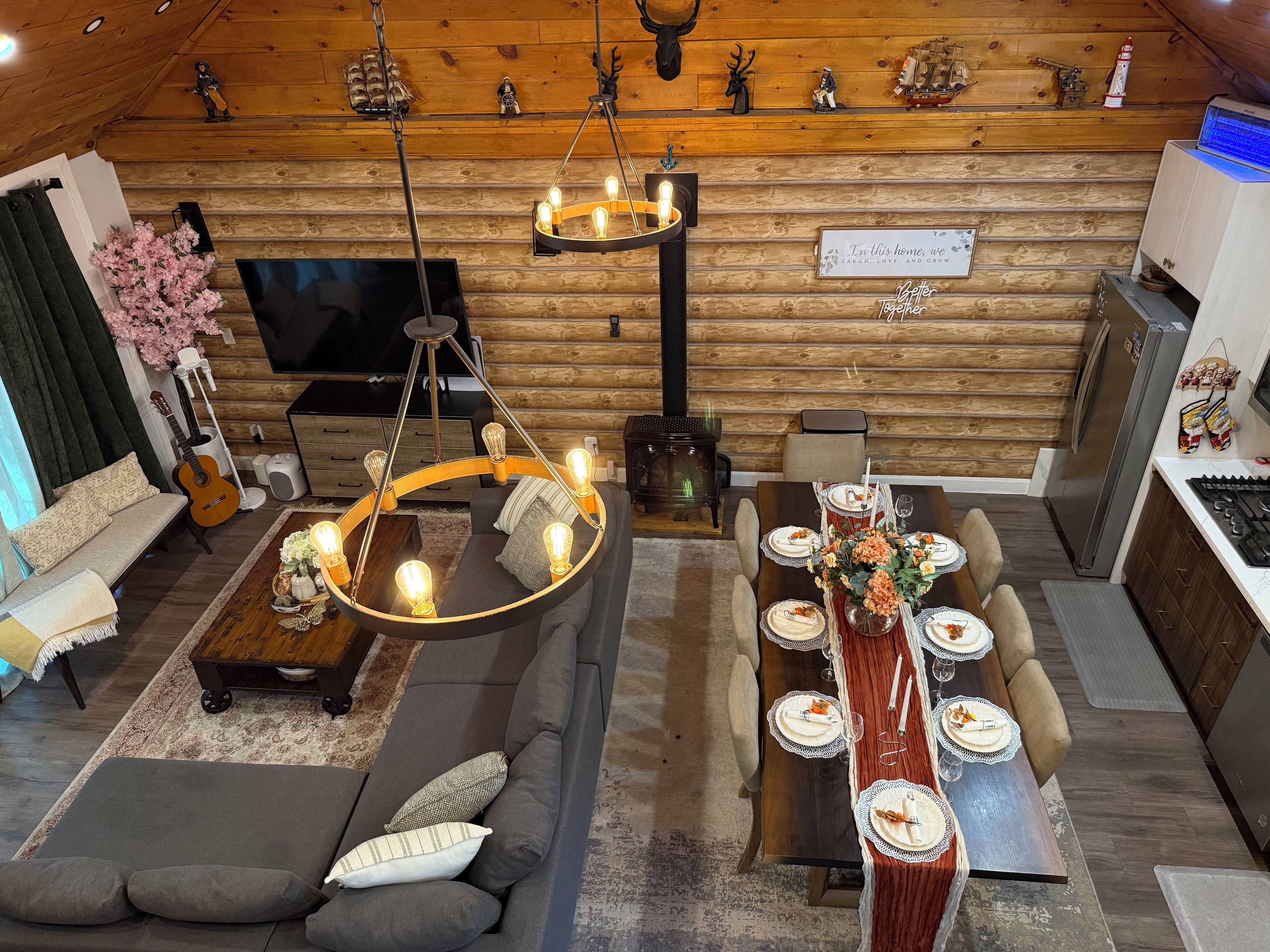 Una sala de estar acogedora con chimenea, un comedor listo para una comida y un televisor.