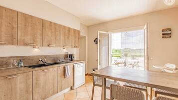 Microondas, horno, lavavajillas y periquera