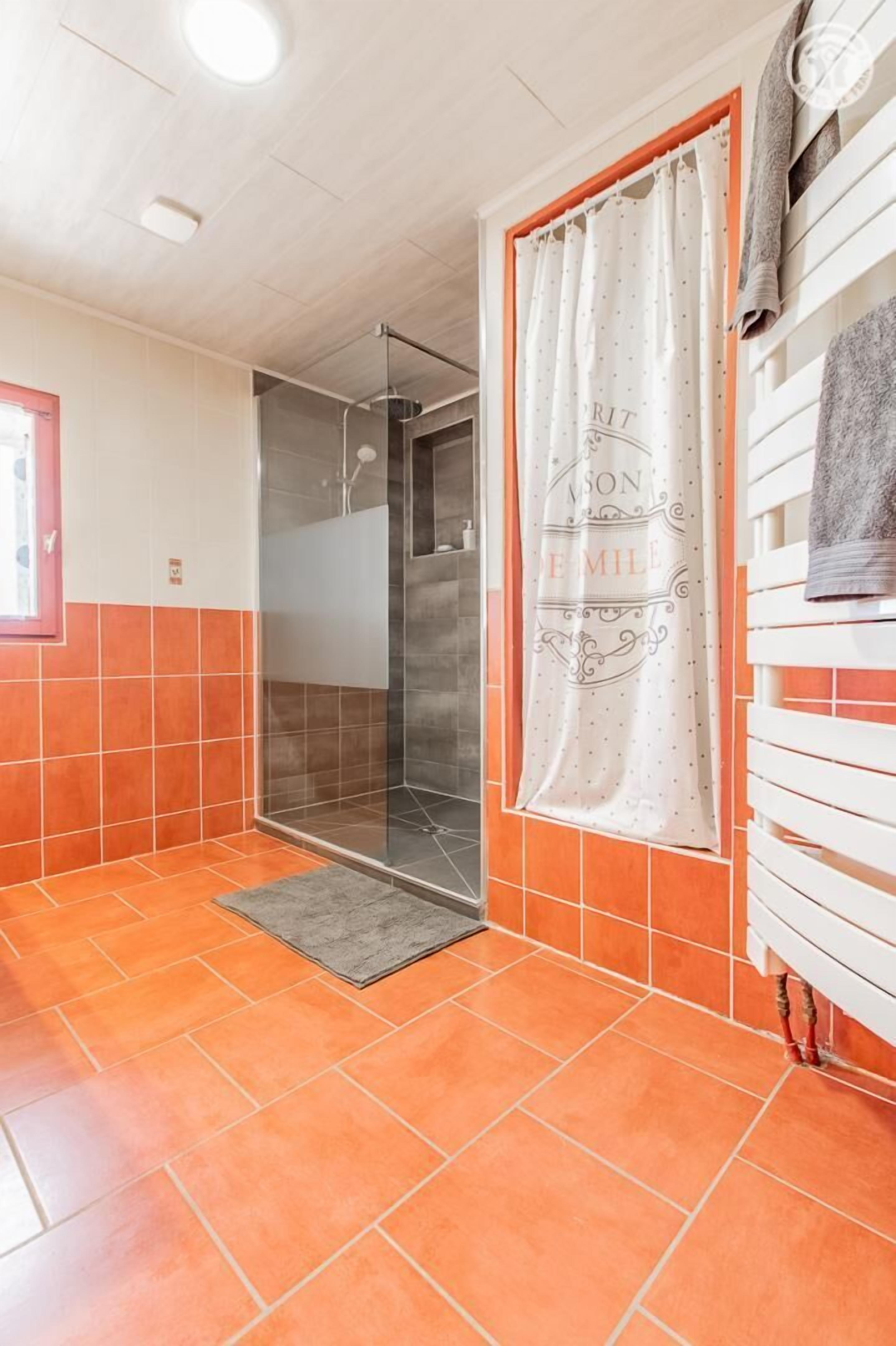 Douche, serviettes fournies