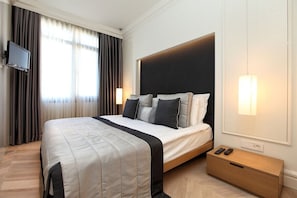 In-room safe, desk, laptop workspace, soundproofing - Atik Suite Taksim  (Istanbul)