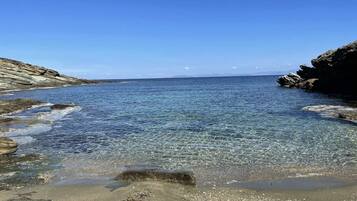 Plage, chaises longues, serviettes de plage