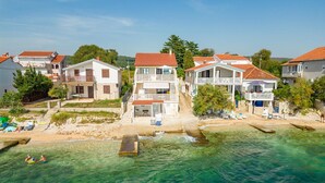 A coastal residential area with houses, a beach, and clear water. - Stunning apartment in Bibinje with WiFi (Bibinje)