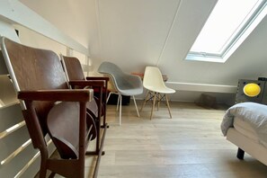 A room with a sloped ceiling, a bed, and a skylight. - Appartement Avec Terrasse , Surplombant la Baie de Somme (Le Crotoy)