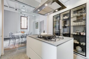 Kühlschrank, Mikrowelle, Ofen, Herdplatte