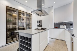 Køleskab, mikrobølgeovn, ovn, kogeplade