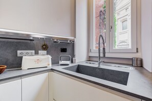 Shower, hair dryer, bidet, towels