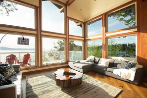 Smart TV - Exclusive Private Island - Pacific Ocean Paradise (Madeira Park)