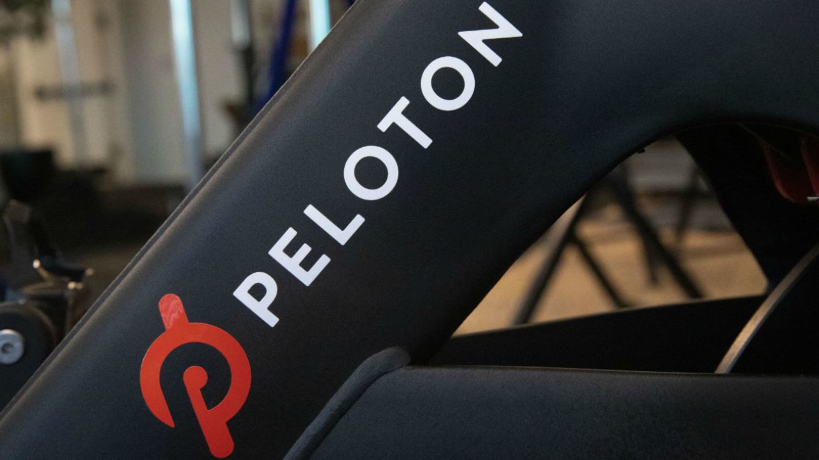 Una bicicleta de ejercicio Peloton con logotipo e identidad de marca.