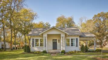 Louis 3 Bedroom Cottage A | Premium bedding, down comforters, pillowtop beds, in-room safe