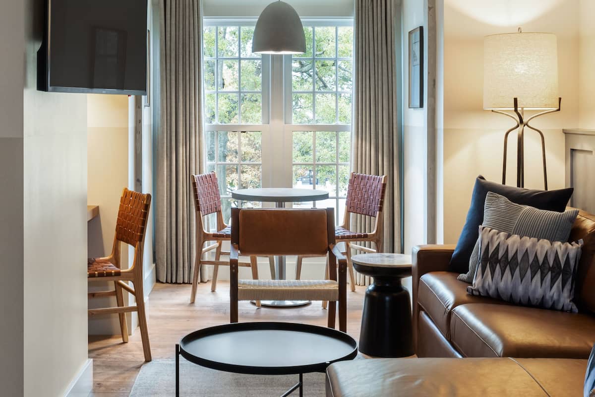 Luxe suite | Woonruimte | Een 43-inch flatscreentelevisie met satellietzenders en een televisie