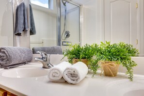 تجهيزات دش، مجففات شعر، مناشف، صابون