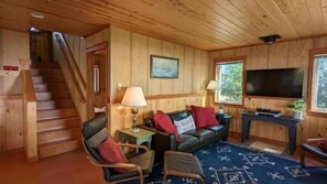 Smart TV, libros y oficina 