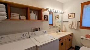 Regadera, secadora de cabello, toallas 