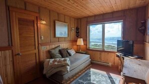 Smart TV, libros y oficina 