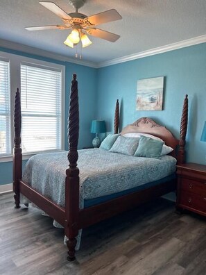 3 bedrooms, WiFi, bed sheets - Seaside Escape, Dog Friendly (Crystal Beach)