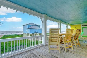 Outdoor dining - Seaside Escape, Dog Friendly (Crystal Beach)