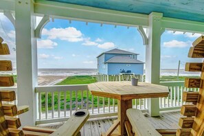 Outdoor dining - Seaside Escape, Dog Friendly (Crystal Beach)