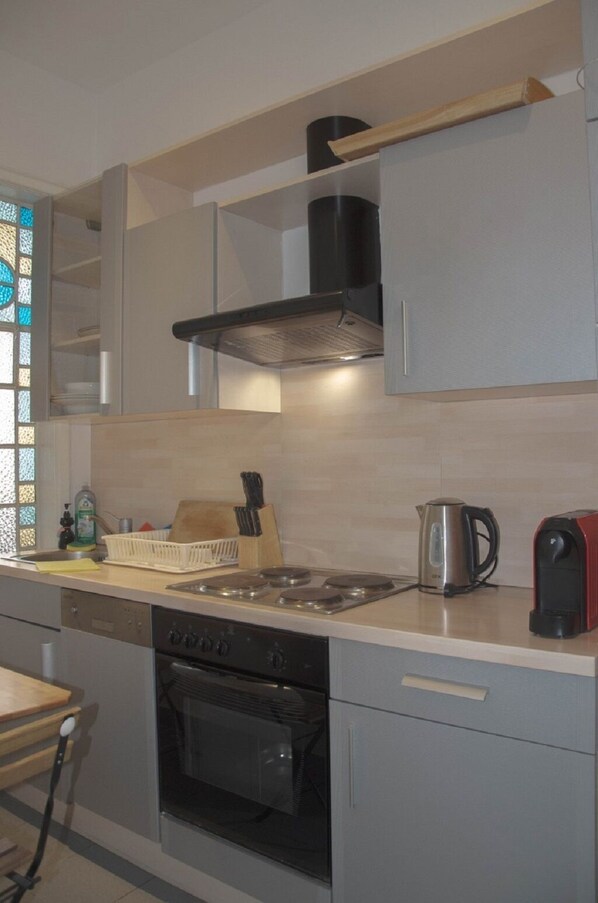 Fridge, oven, dishwasher, coffee/tea maker