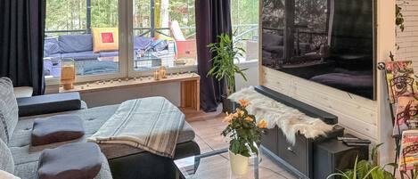 Una sala de estar moderna con una mesa de centro de vidrio, un sofá y una chimenea.