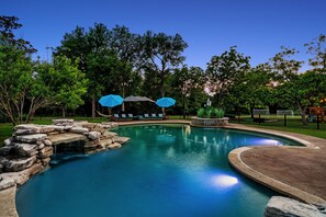 Outdoor pool - Near Downtown~Pool on 2 Acres~Pickleball~Sleeps 22 (Austin)